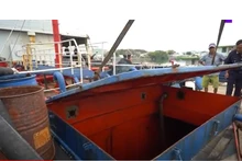 Hải đội 3 kiểm tra các hầm chứa dầu.