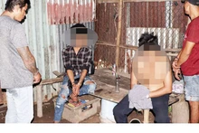 Các đối tượng bị bắt quả tang về hành vi tàng trữ trái phép chất ma túy.