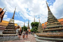 Khách du lịch nước ngoài tham quan Bangkok (Thái Lan) (Ảnh minh họa: AFP/TTXVN)