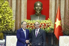 Chủ tịch nước Nguyễn Xuân Phúc tiếp nguyên Thủ tướng Nhật Bản Suga Yoshihide. (Ảnh: TTXVN) 