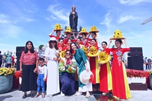 Múa mâm vàng trong Hội trăng rằm Vân Sơn.