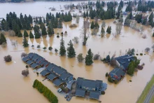 Một khu dân cư bị bao phủ trong nước lũ sau trận mưa lớn ở Chehalis, Washington, Mỹ, hôm 7/1/2022. (Ảnh: REUTERS)