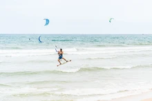 Lướt ván diều ở Mũi Né là một hoạt động hấp dẫn. (Ảnh: VietnamTravel)