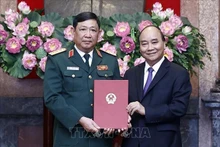 Chủ tịch nước Nguyễn Xuân Phúc, Thống lĩnh các lực lượng vũ trang nhân dân, Chủ tịch Hội đồng Quốc phòng và An ninh trao Quyết định thăng quân hàm từ Trung tướng lên Thượng tướng đối với đồng chí Huỳnh Chiến Thắng, Uỷ viên Trung ưởng Đảng, Phó Tổng Tham mưu trưởng Quân đội nhân dân Việt Nam. (Ảnh: TTXVN)