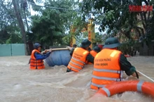 Lực lượng chức năng nhanh chóng triển khai phương án giúp người dân di chuyển tài sản, phương tiện, bảo đảm an toàn tính mạng.