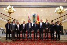 Trưởng Ban Kinh tế Trung ương Trần Tuấn Anh và Quốc vụ khanh Bộ ngoại giao Anh Graham Stuart (thứ 4 từ trái sang) và Bộ trưởng Văn phòng nội các Anh Nigel Adams (thứ 6 từ trái sang) tại nhà khách Chính phủ Anh. (Ảnh: TTXVN) 