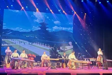 Dàn nhạc truyền thống của người mù Hàn Quốc biểu diễn tại chương trình.