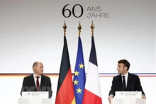 Tổng thống Pháp Emmanuel Macron (phải) và Thủ tướng Đức Olaf Scholz tại lễ kỷ niệm 60 năm Pháp và Đức ký hiệp ước hợp tác thời hậu chiến, ở Paris, Pháp, ngày 22/1/2023. (Ảnh: TTXVN) 