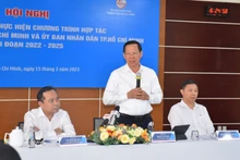 Đồng chí Phan Văn Mãi, Phó Bí thư Thường trực Thành ủy, Chủ tịch Ủy ban nhân dân Thành phố Hồ Chí Minh phát biểu tại hội nghị