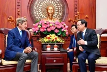 Đồng chí Nguyễn Văn Nên tiếp ông John Kerry. (Ảnh: Trung tâm Báo chí TP Hồ Chí Minh)