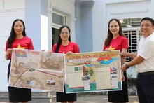 Tặng phụ san đặc biệt kỷ niệm 50 năm Ngày Giải phóng miền nam, thống nhất đất nước cho bạn đọc tại Quảng Nam