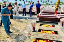 Cán bộ, nhân dân tại thị xã Điện Bàn (tỉnh Quảng Nam) thắp hương tưởng nhớ 3 liệt sĩ thuộc đơn vị đặc công CK3 Quận 3 - Đà Nẵng.