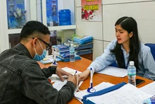 Lao động tìm hiểu thông tin tại Trung tâm dịch vụ việc làm Hà Nội. Ảnh: nhandan.vn