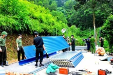 Cán bộ Công an tỉnh Tuyên Quang giúp làm nhà cho hộ nghèo. (Ảnh: Hải Chung)
