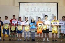 Ban tổ chức trao cờ cho 9 đội bóng đăng ký tham dự giải (Ảnh: Lê Dương/TTXVN)