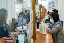 Lao động làm thủ tục về bảo hiểm thất nghiệp tại Trung tâm Dịch vụ việc làm Hà Nội. (Ảnh: Nhật Quang)