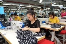 May áo xuất khẩu ở Công ty cổ phần Tổng công ty may Bắc Giang. (Ảnh TRẦN HẢI) 