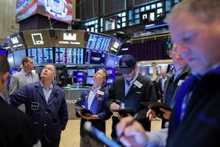Các nhà giao dịch tại Sàn giao dịch chứng khoán New York (NYSE) ở Manhattan, thành phố New York, Mỹ, ngày 11/11/2022. (Ảnh: Reuters)