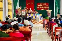 Cán bộ Bảo hiểm xã hội huyện phối hợp các đơn vị tổ chức tuyên truyền chính sách bảo hiểm xã hội, bảo hiểm y tế đến người dân. (Ảnh: Ban tổ chức)