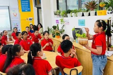 Giáo viên lồng ghép giáo dục kỹ năng sống bảo vệ môi trường vào tiết dạy môn Công nghệ tại Trường tiểu học Thành Công B (quận Ba Đình, Hà Nội).