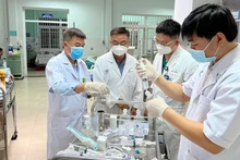 TS.BS Lê Quốc Hùng, Trưởng khoa Bệnh nhiệt đới và bác sĩ CKII Trần Thanh Linh, Trưởng khoa Hồi sức cấp cứu, Bệnh viện Chợ Rẫy có mặt tại Quảng Nam cấp cứu cho các bệnh nhân bị ngộ độc Botulinum. (Ảnh: Bệnh viện cung cấp)