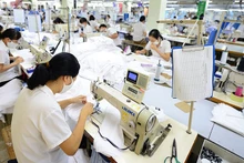 Sản xuất hàng may mặc xuất khẩu tại Tổng công ty May 10. (Ảnh: TRẦN HẢI)