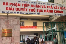 Người dân làm thủ tục cấp, đổi giấy phép lái xe trực tiếp tại Bộ phận tiếp nhận và trả kết quả giải quyết thủ tục hành chính của Sở Giao thông vận tải Hà Nội, 16 Cao Bá Quát, quận Ba Đình, đầu tháng 3/2023.(Ảnh: Nhật Quang)