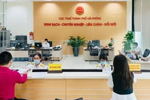 Giao dịch tại Cục Thuế Hải Phòng. (Ảnh: Quang Dũng)