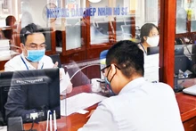 Giải quyết thủ tục hành chính cho người dân tại Bộ phận "một cửa" UBND quận Nam Từ Liêm, Hà Nội. (Ảnh Đăng Duy)
