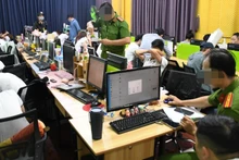 Công an tỉnh Tiền Giang khám xét khẩn cấp trụ sở Công ty Luật trách nhiệm hữu hạn Pháp Việt tại tòa nhà “T&T Dancesport”, địa chỉ số 7, đường Lê Văn Huân, phường 13, quận Tân Bình, Thành phố Hồ Chí Minh ngày 14/2/2023. Trong ảnh: Kiểm tra, khám xét, thu giữ vật chứng tại nơi làm việc của các đối tượng. (Ảnh: Trọng Tín).
