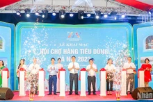Cắt băng khai mạc Hội chợ hàng tiêu dùng Hà Nội năm 2023. (Ảnh: NHẬT QUANG)