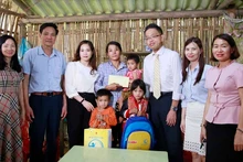 Đại diện Quỹ Bảo trợ trẻ em Việt Nam và Công ty Acecook Việt Nam Dự án trao hỗ trợ học bổng cho trẻ em có hoàn cảnh khó khăn tại thôn Khe Xóm, xã Phong Dụ, huyện Tiên Yên, Quảng Ninh. (Ảnh: NFVC)
