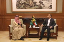 Bộ trưởng Ngoại giao Iran Hossein Amir-Abdollahian gặp Bộ trưởng Ngoại giao Saudi Arabia, Hoàng tử Faisal bin Farhan Al Saud, tại Bắc Kinh, Trung Quốc, ngày 6/4/2023. (Ảnh: Bộ Ngoại giao Iran/WANA/Reuters)
