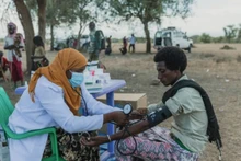 Kiểm tra bệnh sốt rét cho người dân bị sốt ở Chifra, Afar, Ethiopia. (Ảnh: WHO)
