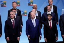 Tổng Thư ký NATO Jens Stoltenberg, Tổng thống Mỹ Joe Biden, Thủ tướng Anh Rishi Sunak, Tổng thống Pháp Emmanuel Macron, Thủ tướng Đức Olaf Scholz, Thủ tướng Hy Lạp Kyriakos Mitsotakis, Tổng thống Ba Lan Andrzej Duda, Thủ tướng Bồ Đào Nha Antonio Costa và Tổng thống Romania Klaus Werner Iohannis tại Hội nghị thượng đỉnh NATO ở Vilnius, Litva ngày 11/7/2023. (Ảnh: Reuters)