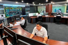 Các kỹ sư đang vận hành Trung tâm Điều độ hệ thống điện Thành phố Hồ Chí Minh (thuộc EVNHCMC). 