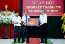 Phó Chủ tịch Thường trực Quốc hội Trần Thanh Mẫn tặng quà chúc mừng thôn Vân Chung. (Ảnh: quochoi.vn) 