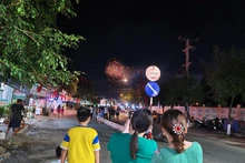 Người dân đổ dồn ra thị trấn Đầm Dơi, huyện Đầm Dơi, tỉnh Cà Mau xem pháo hoa mừng năm mới.