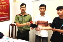 Hai thiếu niên Phước và Danh bàn giao tài sản nhặt được cho Công an huyện Ea Súp để trả lại cho người đánh rơi. 