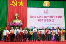 Trao Huy hiệu đảng cho các đồng chí cao niên tuổi đảng. 