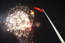 Chương trình bắn pháo hoa tầm trung kéo dài 15 phút tạo không khí vui tươi, phấn khởi trong đêm Giao thừa ở Đắk Lắk.