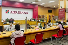 Khách hàng giao dịch tại chi nhánh Agribank.
