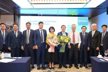 Ban Lãnh đạo PGBank tặng hoa chúc mừng hai thành viên Hội đồng Quản trị độc lập mới.