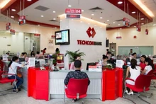 Khách hàng giao dịch tại chi nhánh Techcombank.