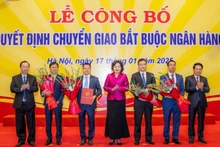 Lễ công bố quyết định chuyển giao bắt buộc ngân hàng.