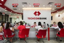 Giao dịch khách hàng tại Techcombank.
