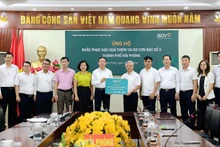 Ông Trần Xuân Hoàng, Phó Bí thư thường trực Đảng ủy, Ủy viên HĐQT BIDV, đại diện Ngân hàng trao kinh phí ủng hộ khắc phục hậu quả thiên tai do cơn bão số 3 tại thành phố Hải Phòng.