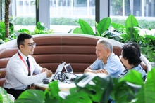 Nhân viên Techcombank hướng dẫn khách hàng cập nhật sinh trắc học.