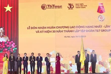 Phó Chủ tịch nước Võ Thị Ánh Xuân thay mặt lãnh đạo Đảng, Nhà nước trao tặng Huân chương lao động hạng Nhất cho Tập đoàn T&T Group.