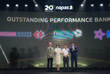 Đại diện các ngân hàng ngân hàng Techcombank, MB, BIDV nhận giải Ngân hàng tiêu biểu.